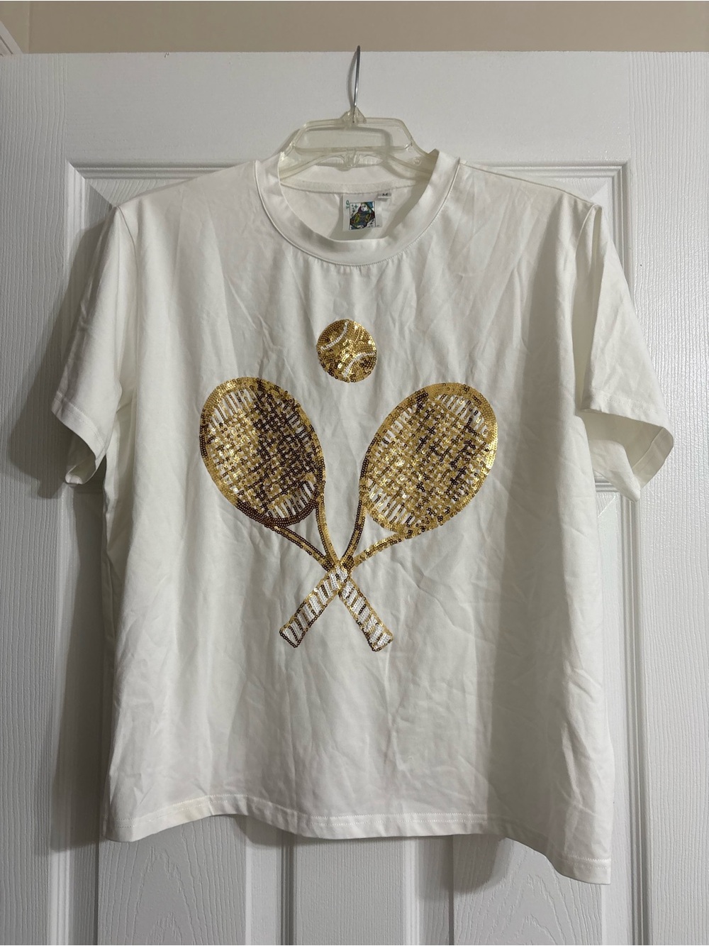 QUEEN OF SPARKLES White Tee Gold Sequin Tennis Rackets Women’s M